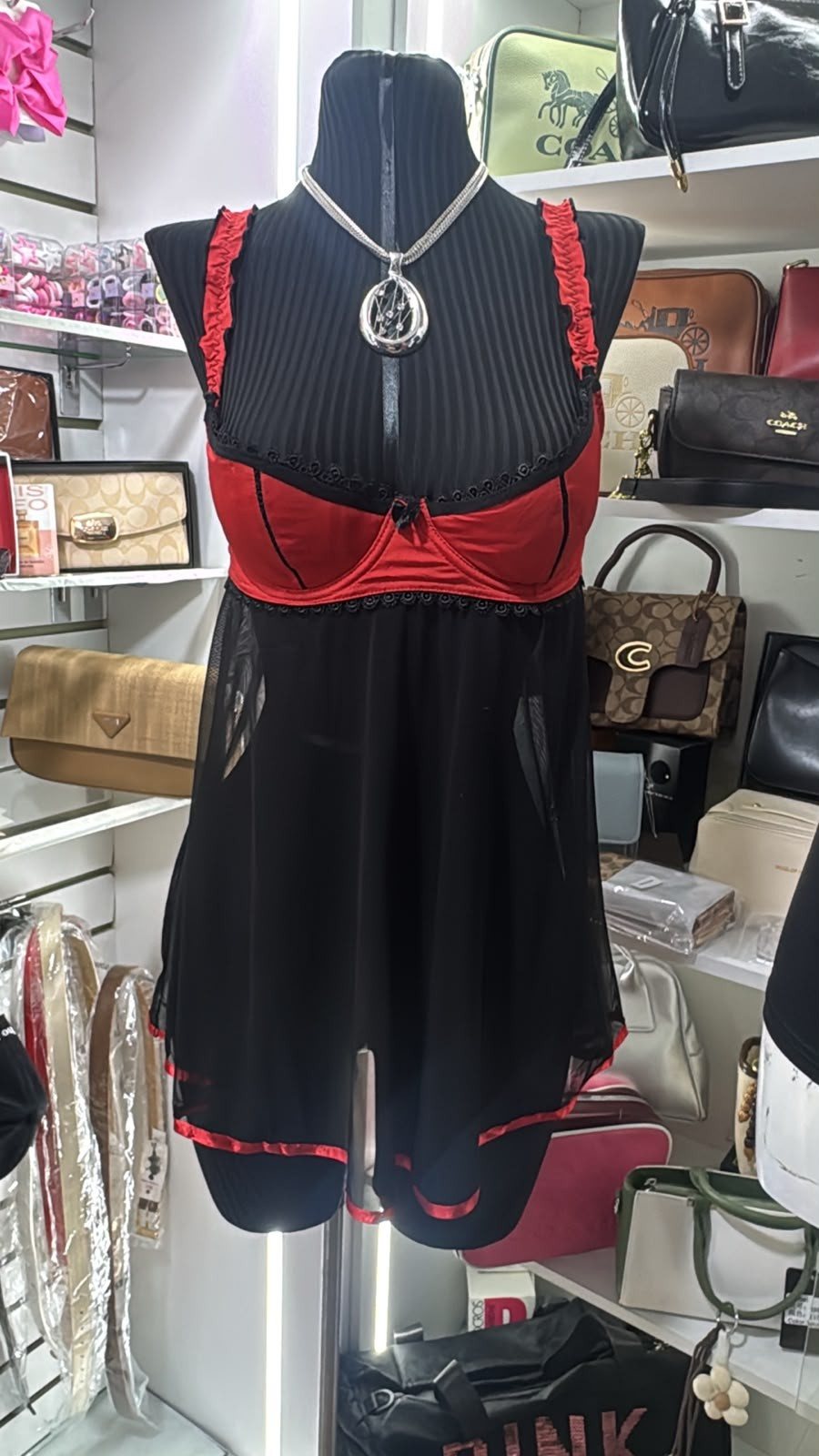 Pijama babydoll negra con encaje rojo