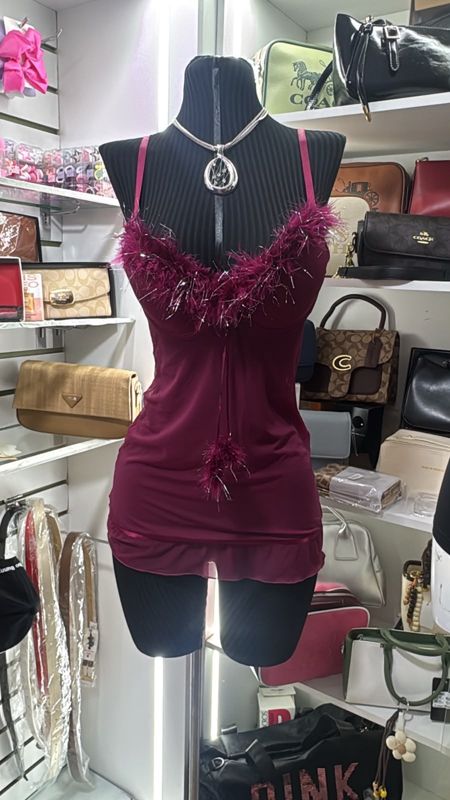 Pijama color vino con plumas