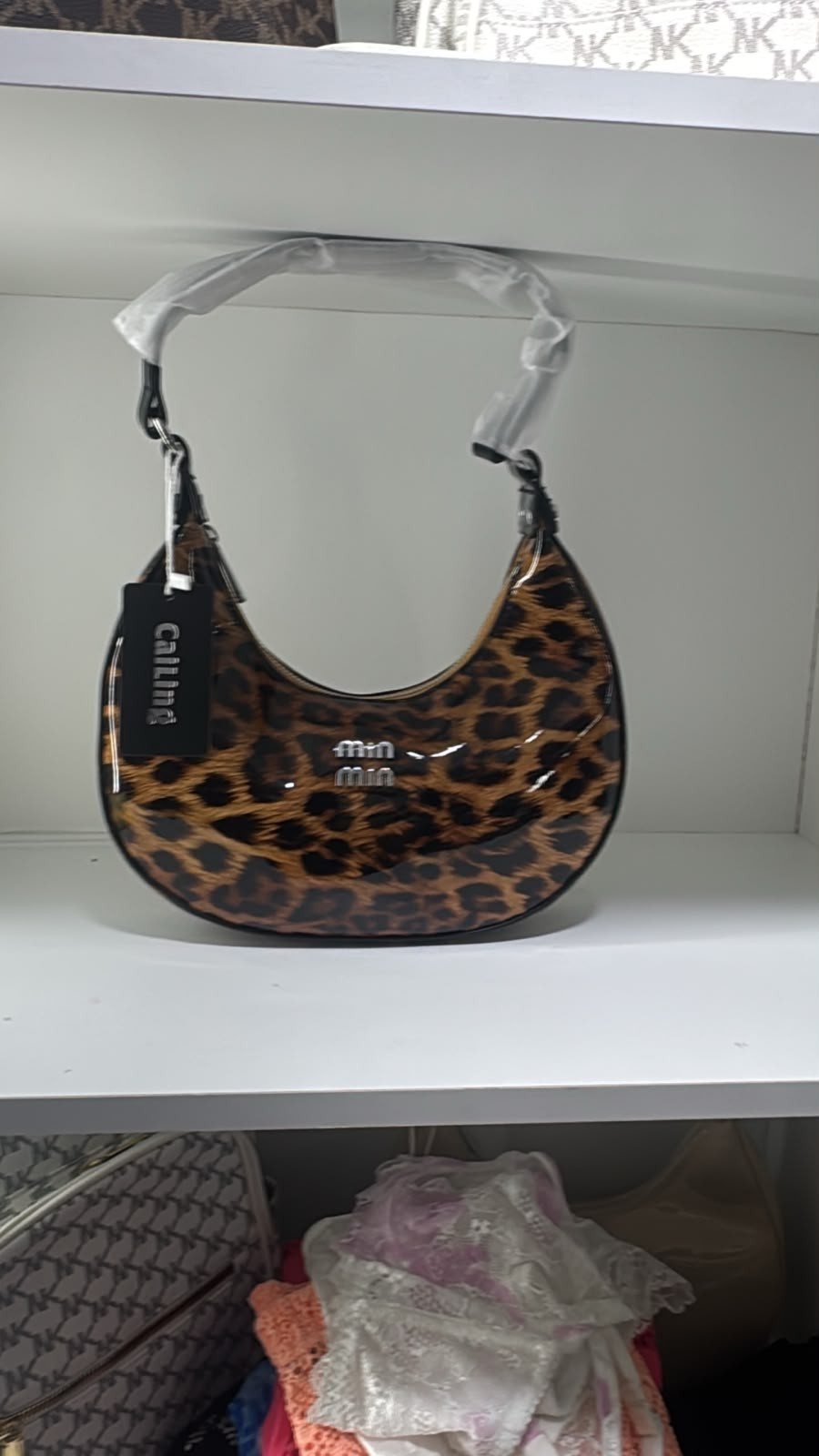 Cartera media luna charol animal print