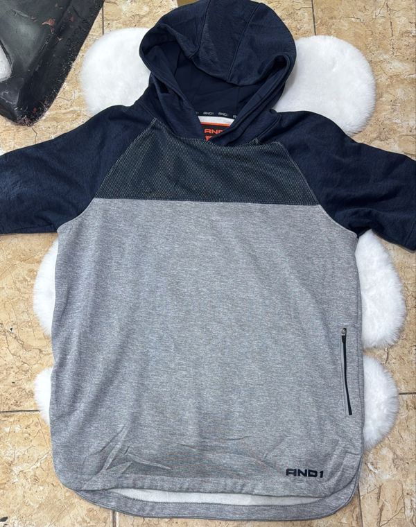 Camiseta deportiva con capucha juvenil