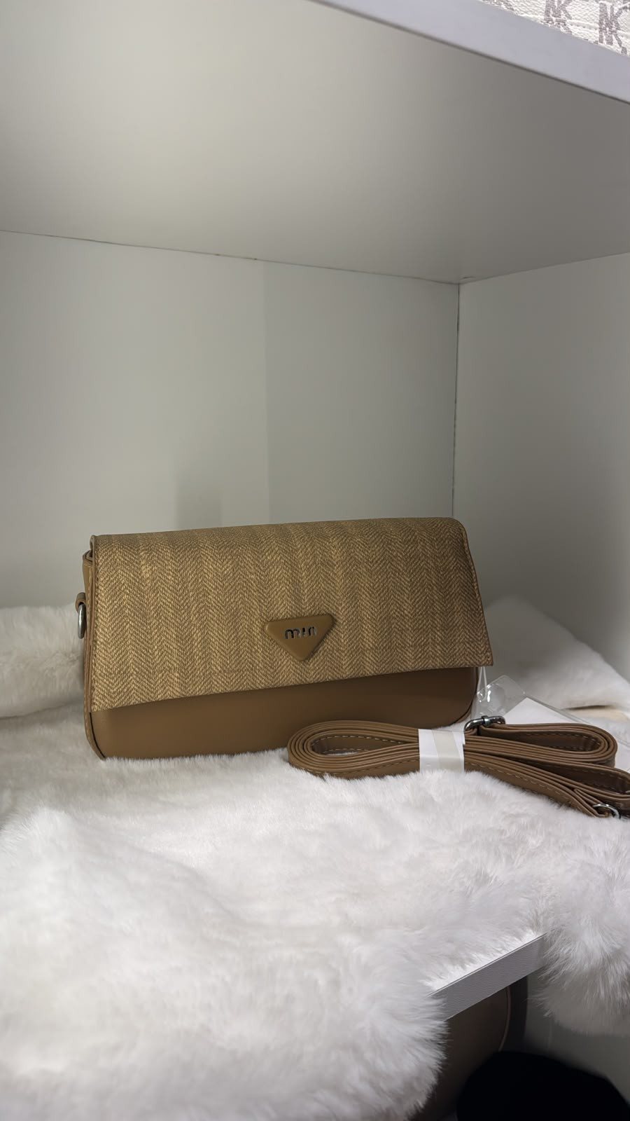 Cartera baguette tejida camel