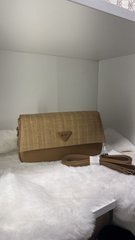 Cartera baguette tejida camel