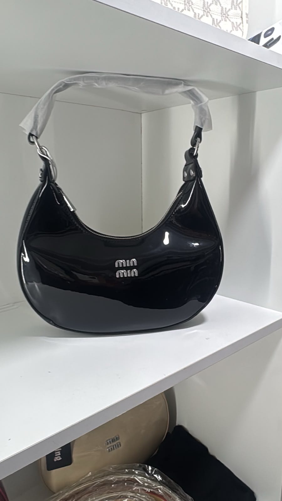 Cartera media luna charol negra