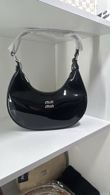 Cartera media luna charol negra