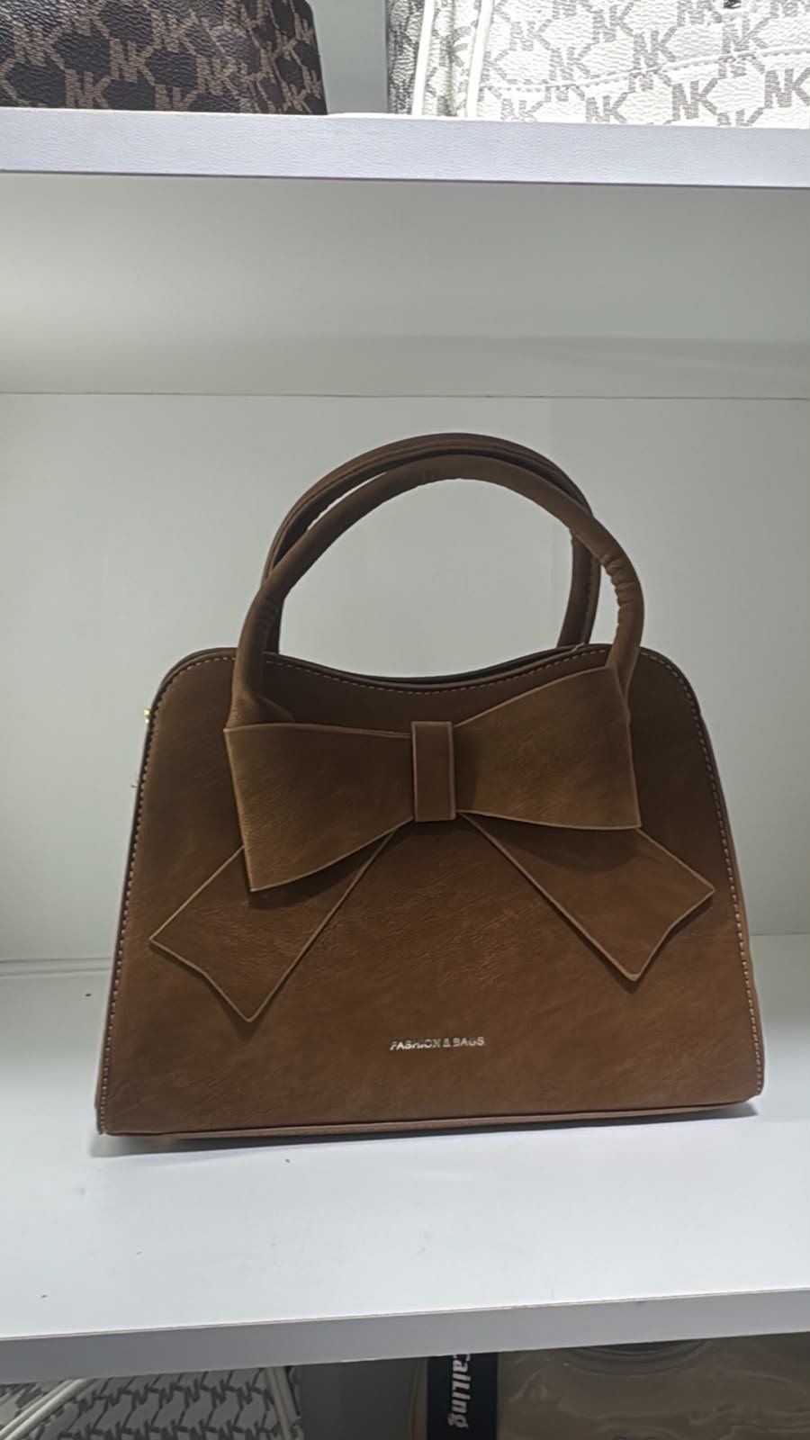 Cartera café con lazo