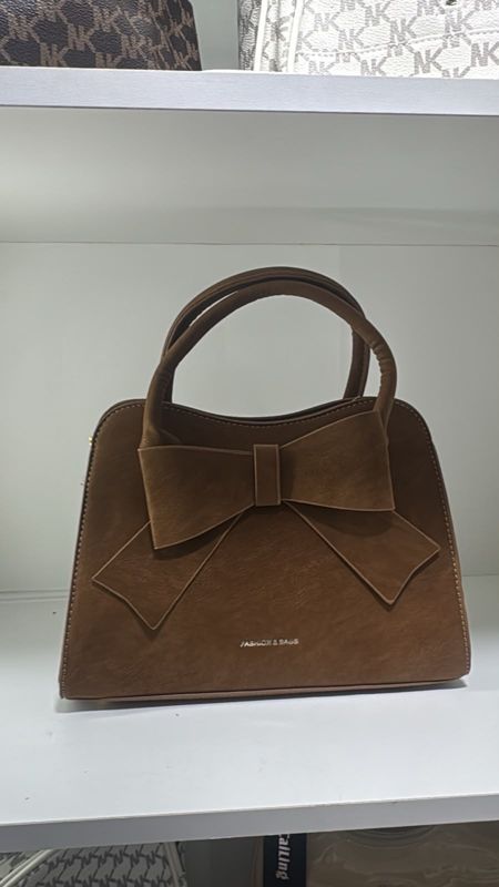 Cartera café con lazo