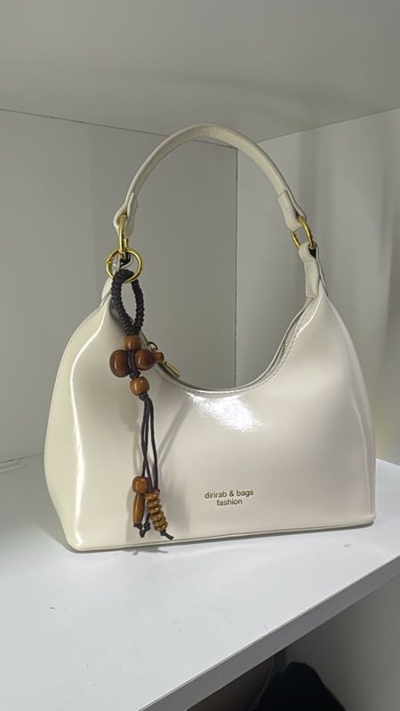 Cartera marfil con charm