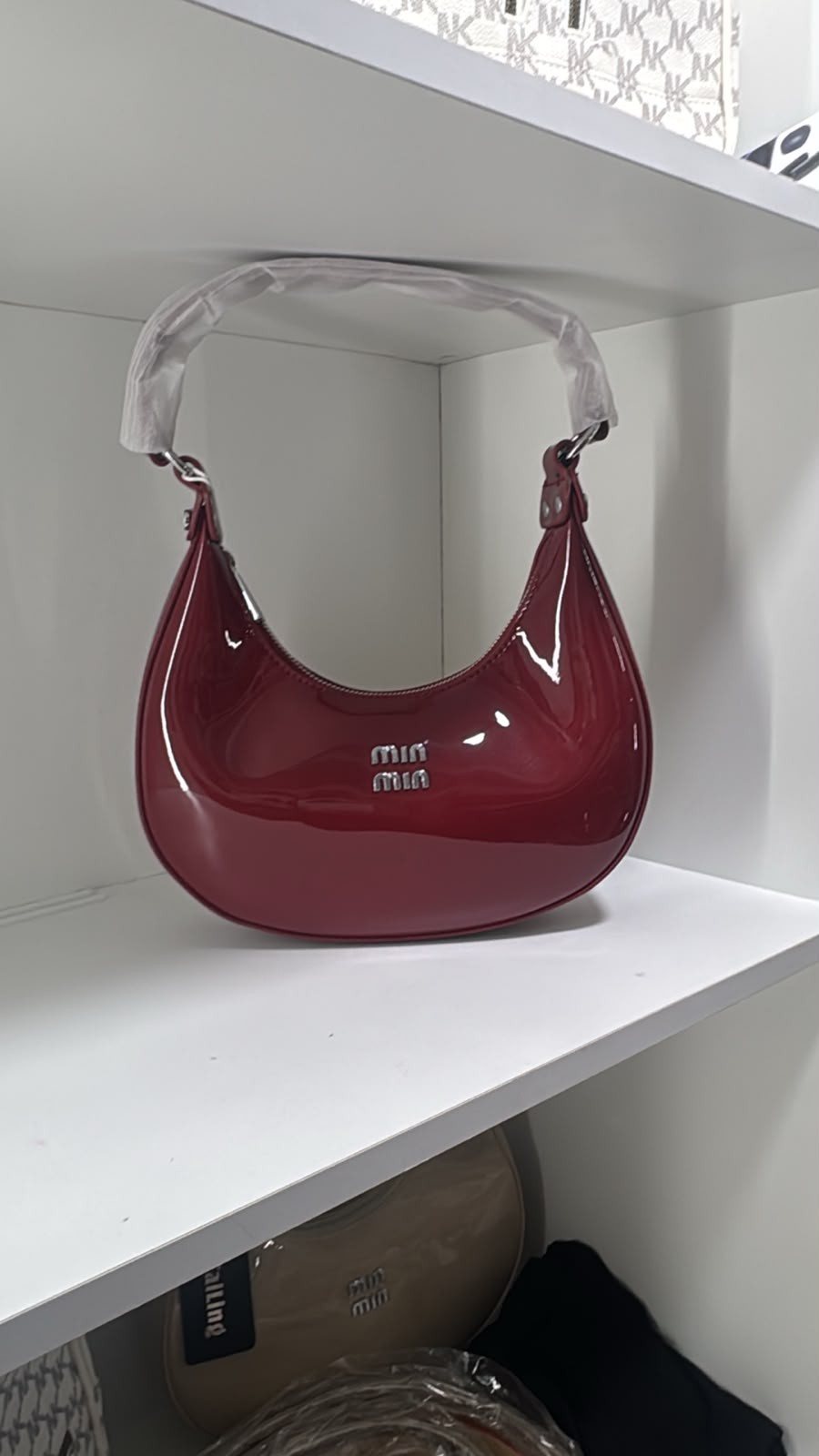 Cartera media luna charol roja