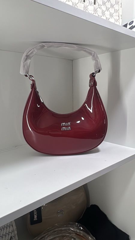 Cartera media luna charol roja